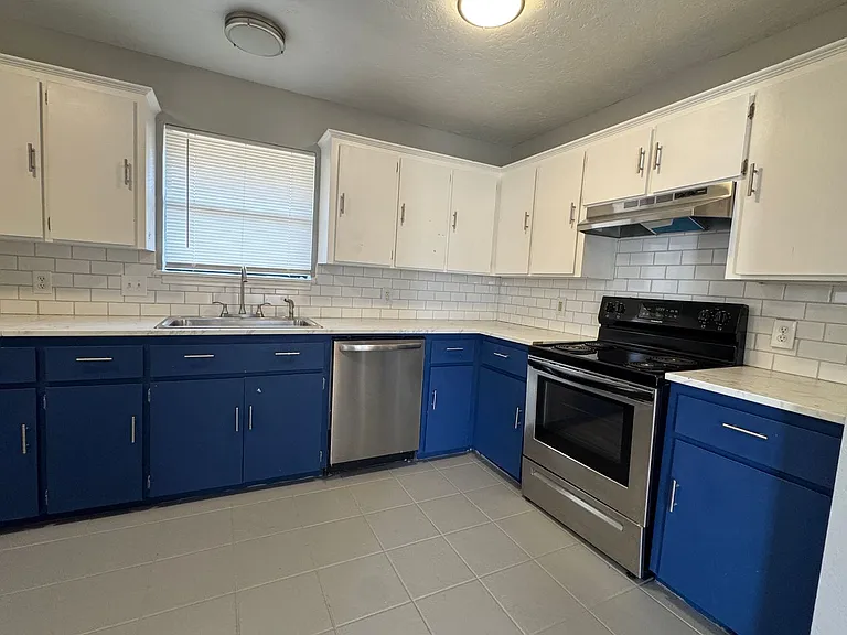 1916 SW E Ave #A — Photo 3