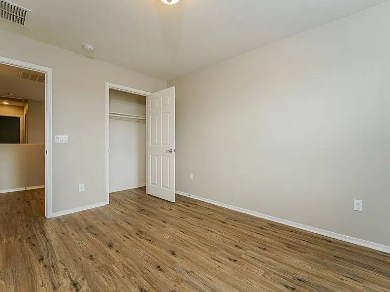 7621 W Valencia Rd — Photo 13