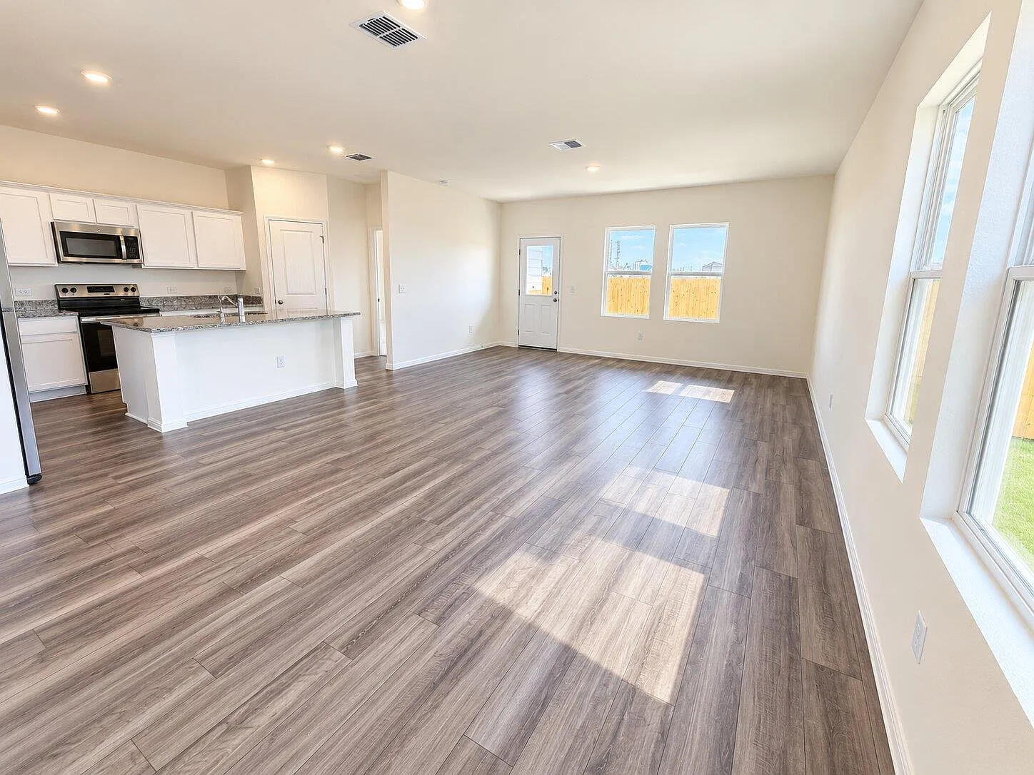 4 bed, 3.0 bath, 1912 sqft, $2,195 — Photo 4