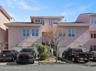 11 Harbour Ct, Staten Island, NY 10308
