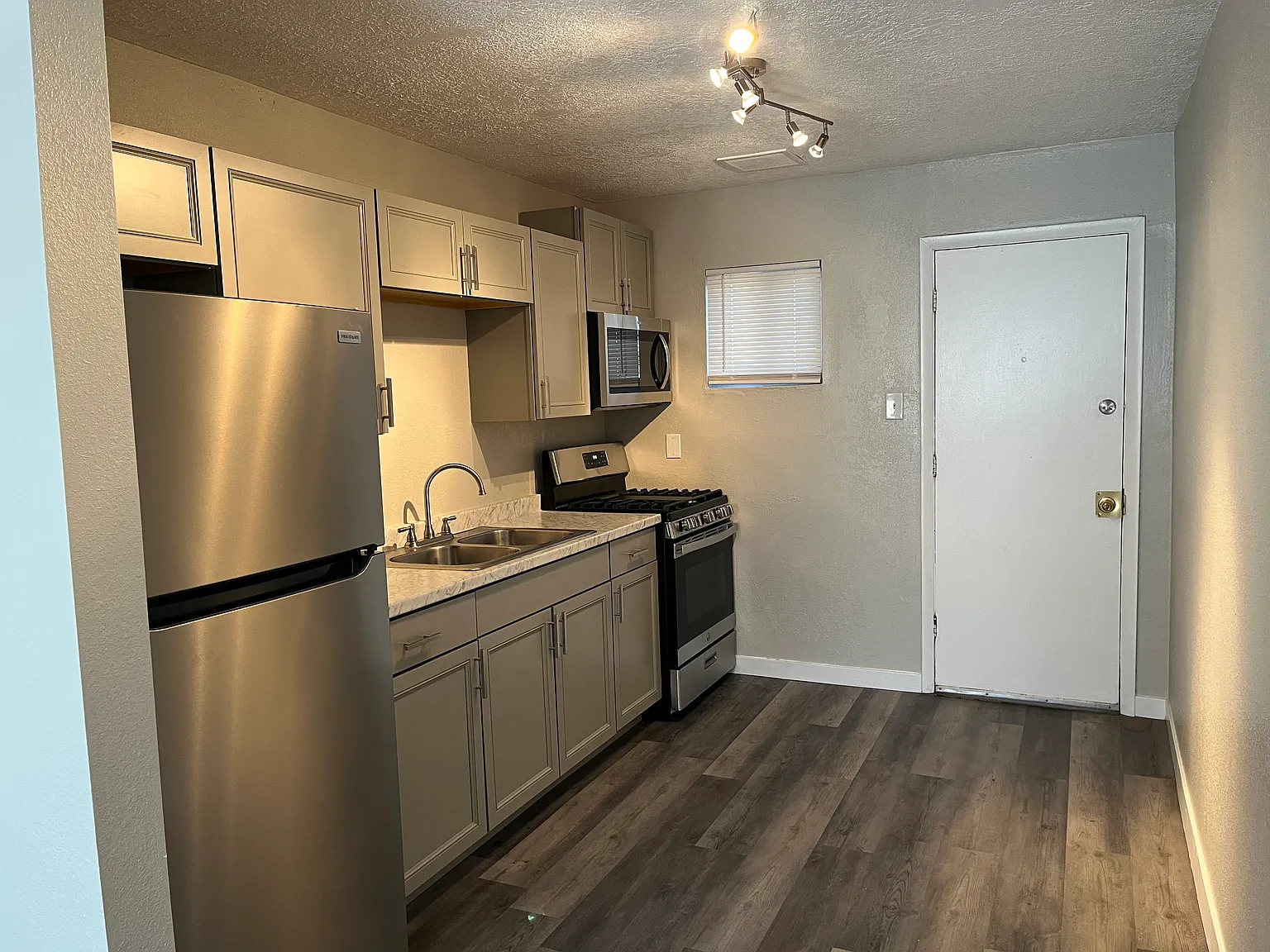 Just Renovated 2 Bed Apts w/ Big Private Yards — Photo 3