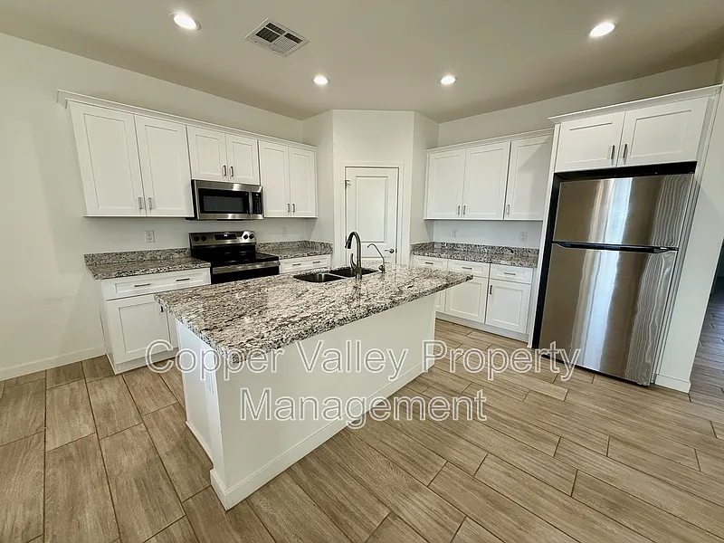 4 bed, 2.0 bath, 1887 sqft, $2,800 — Photo 2