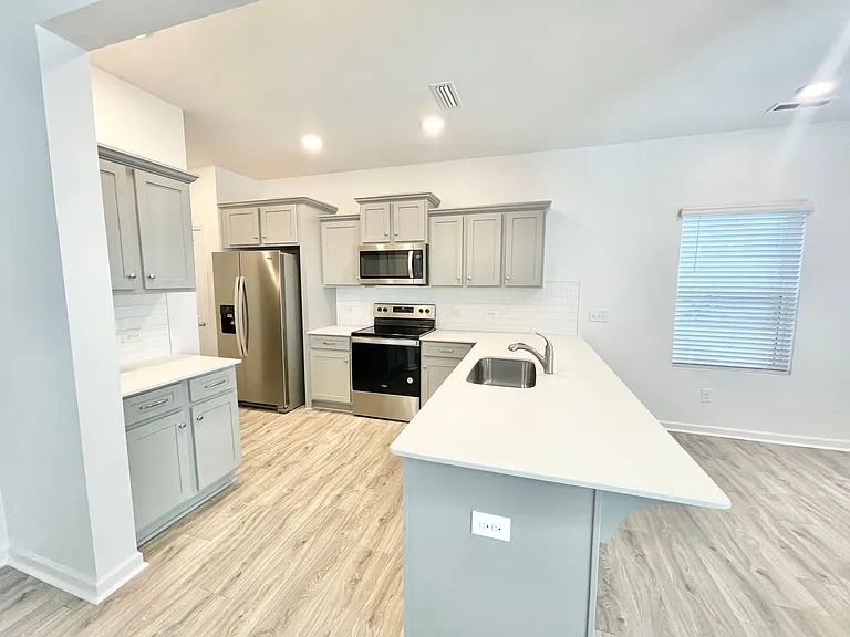 349 Pearl St — Photo 5