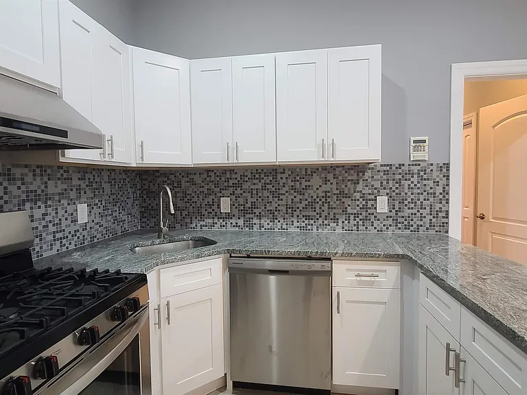 100 Griffith St #3R — Photo 6