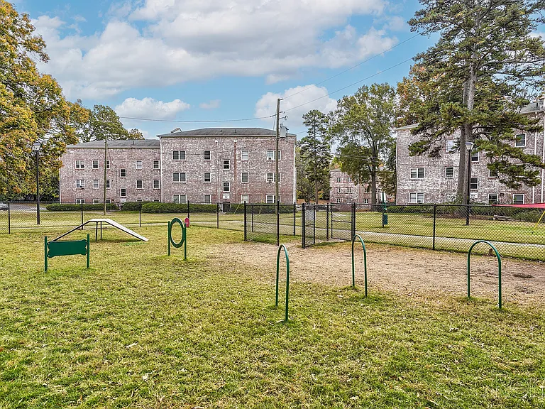 Shamrock Apartments — Photo 8