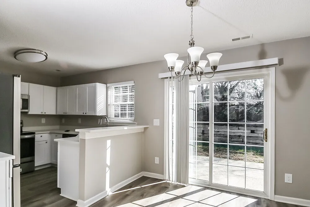 3 bed, 2.0 bath, 1225 sqft, $2,805 — Photo 4