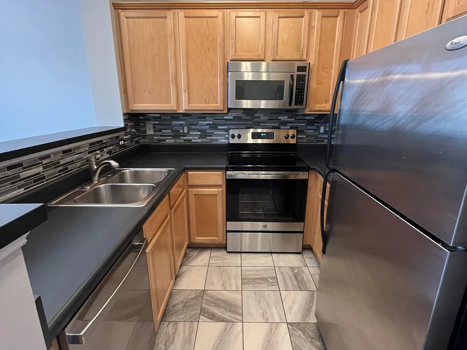2 bed, 2.5 bath, 1056 sqft, $1,800 — Photo 4