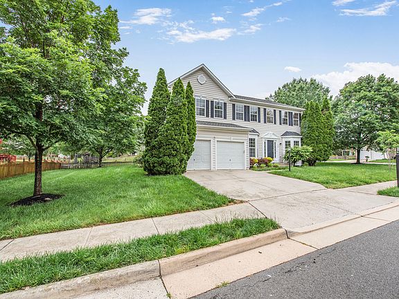 2nd image of 730 Emerald Hill Dr NE