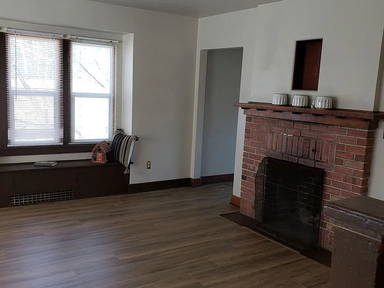935 NE Maple St — Photo 3