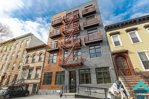 Rented by EXR | media 33