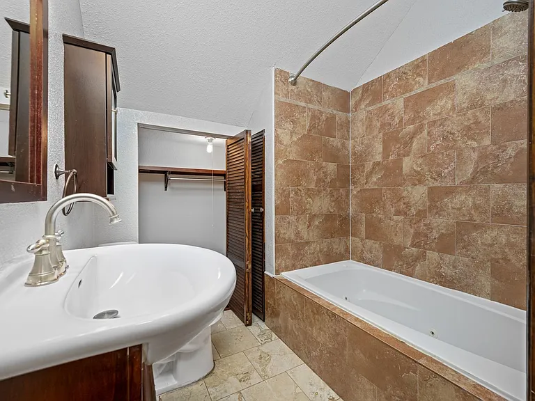 705 W Bay St — Photo 15