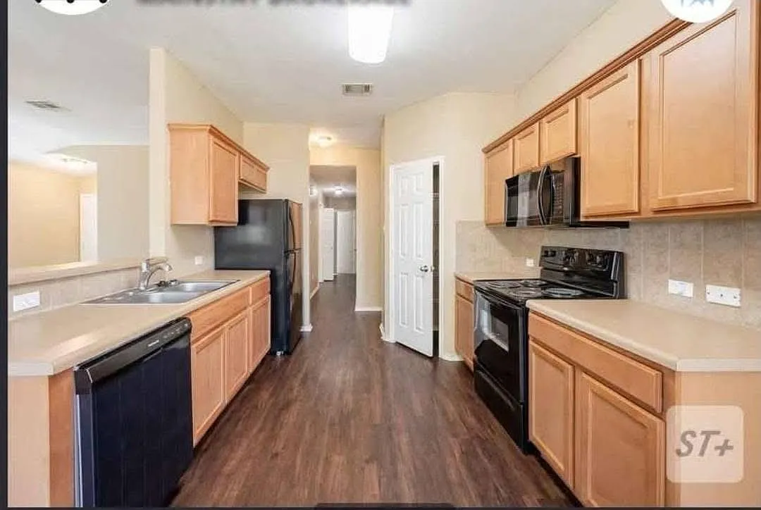 3 bed, 2.0 bath, 1469 sqft, $1,799 — Photo 3