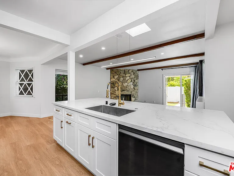 1400 W Clark Ave — Photo 13