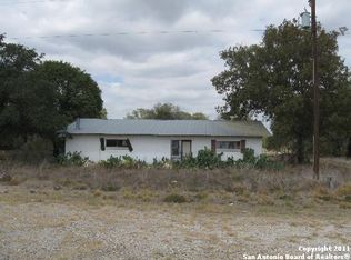 1544 Interstate Highway 35 S, Devine, TX 78016