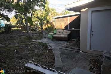 4th image of 909 NE 17th Ct