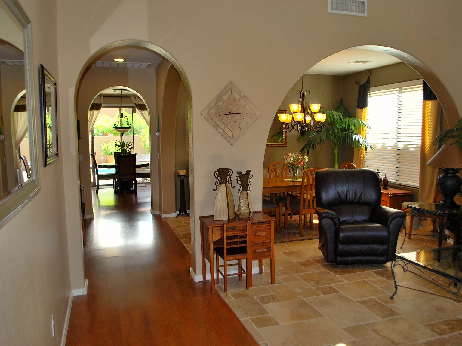 Stunning Executive Home in Foothills Reserve! — Photo 2