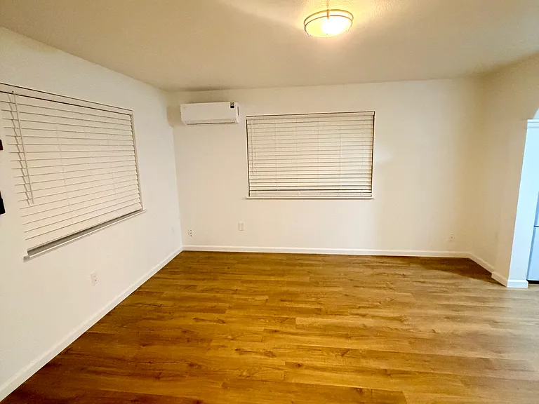 733 S Oak St #B — Photo 5