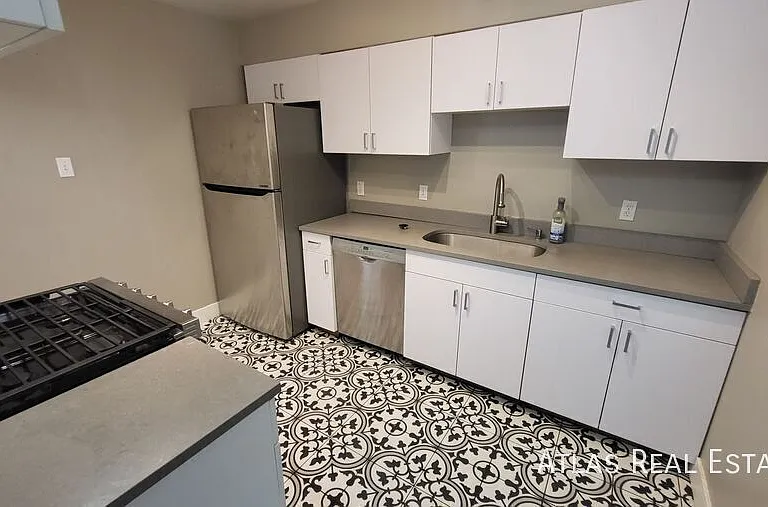 2703 S Hooker St — Photo 4