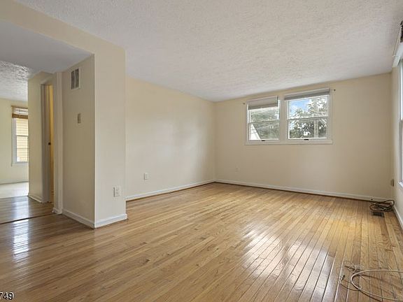 4th image of 25 Wetmore Ave