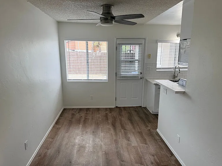 1115 Oxford Ct — Photo 8