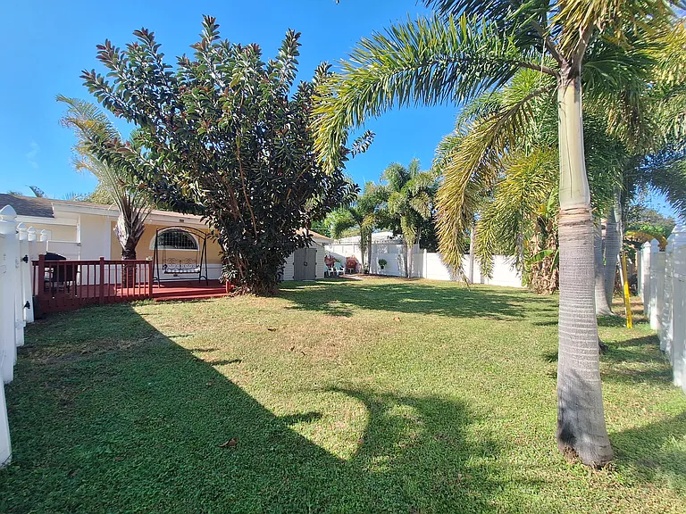 Deville Dr E — Photo 10