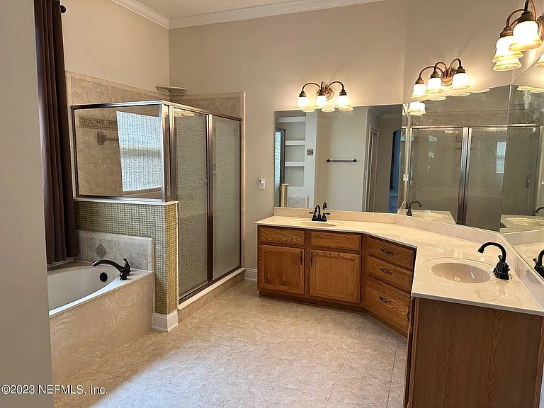 1439 Barrington Cir — Photo 13