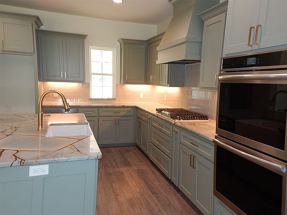2nd image of 121 Indian Rock Dr