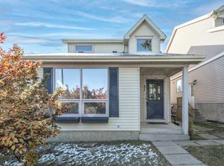 27 N Strathearn Cres SW, Calgary, AB T3H1R3