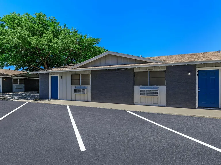 Oak Creek Apartments — Photo 27