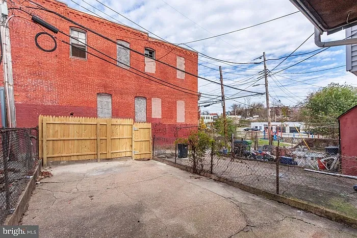 2400 W Baltimore St — Photo 21