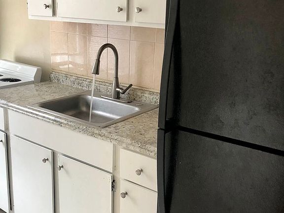 4th image of 15 1/2 E Monument Ave #8