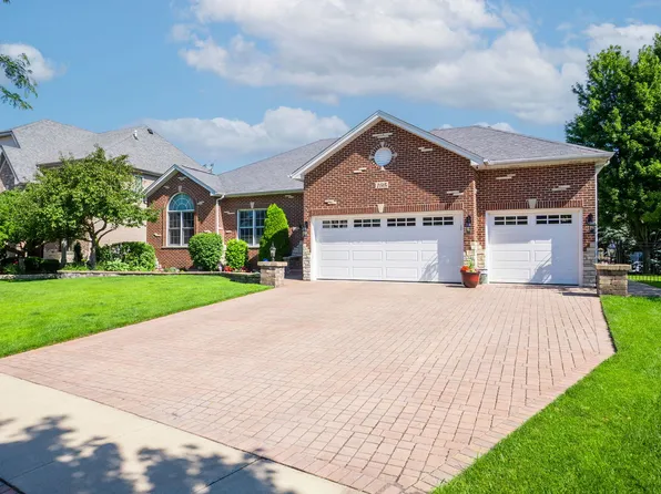 195 Amherst Cir, Oswego, IL 60543