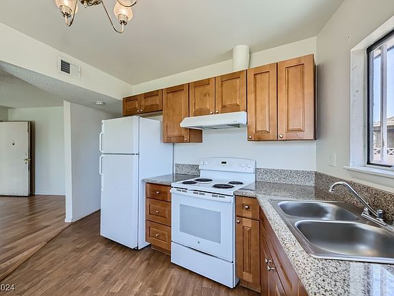 4th image of 2281 Penmar Cir