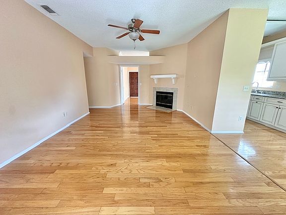 3rd image of 587 Holbrook Cir