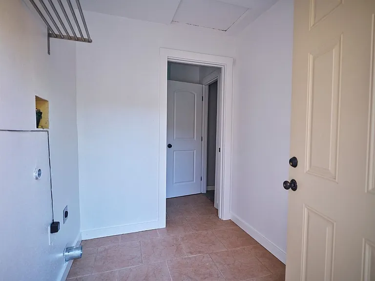 935 E Clinton Ave — Photo 20
