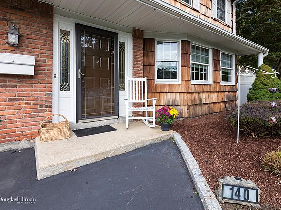 3rd image of 140 Lorraine Cir