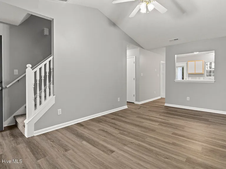 207 Spring Meadow Cir — Photo 8
