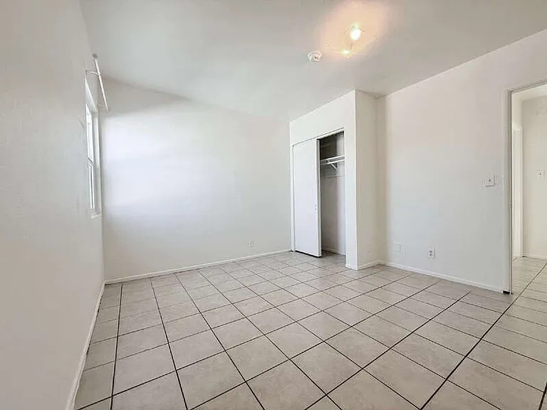 943 W 68th St #4 — Photo 27