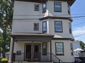 725 Prospect St, Fall River, MA