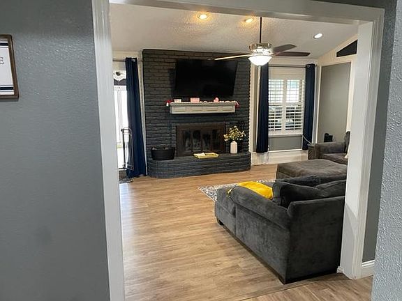 3rd image of 729 Hunters Glen Ct