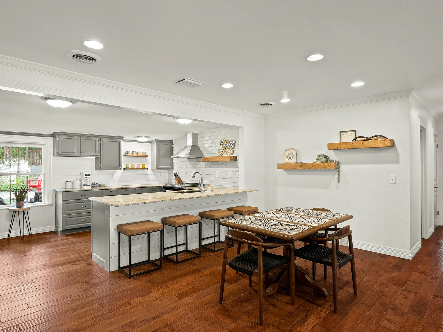 1100 Louise St — Photo 3