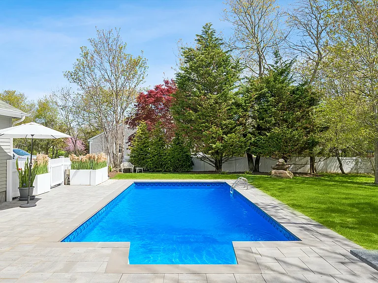 2 Tracy Dr — Photo 4