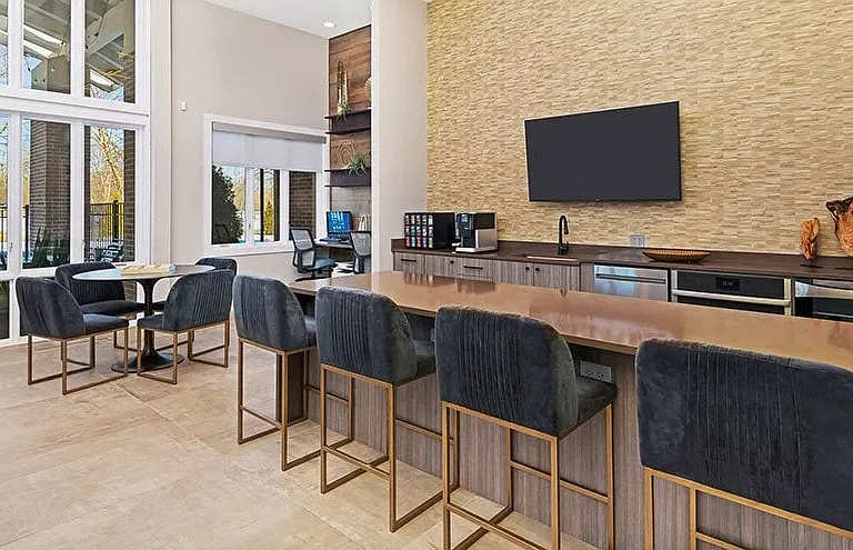 Butterfield Oaks Apartments — Photo 16