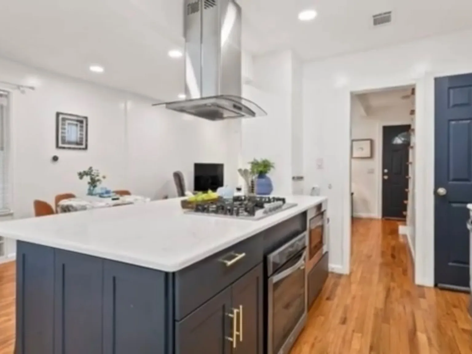 3 bed, 1040 sqft, $3,250 — Photo 3