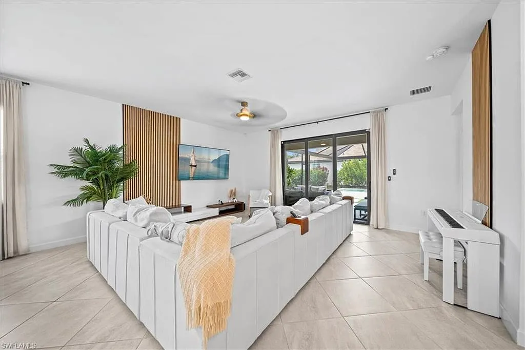 4 bed, 3.0 bath, 2032 sqft, $3,990 — Photo 4