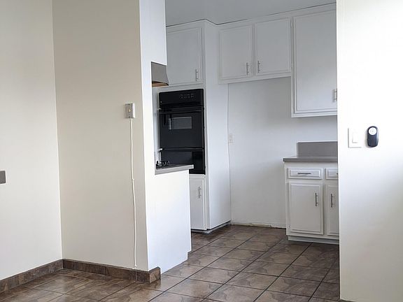 5th image of 306 E Hyde Park Blvd #8