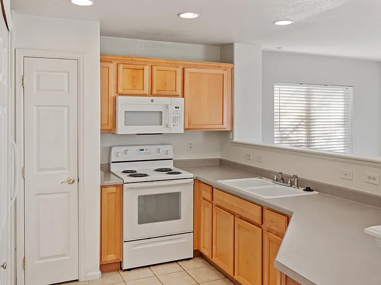 1644 Oak Creek Dr — Photo 3