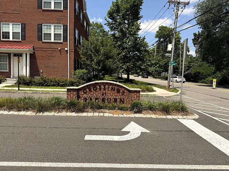 Crossings at Radburn: community entrance