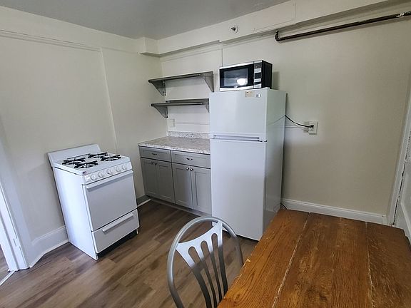 4th image of 523 E Buffalo St APT 6