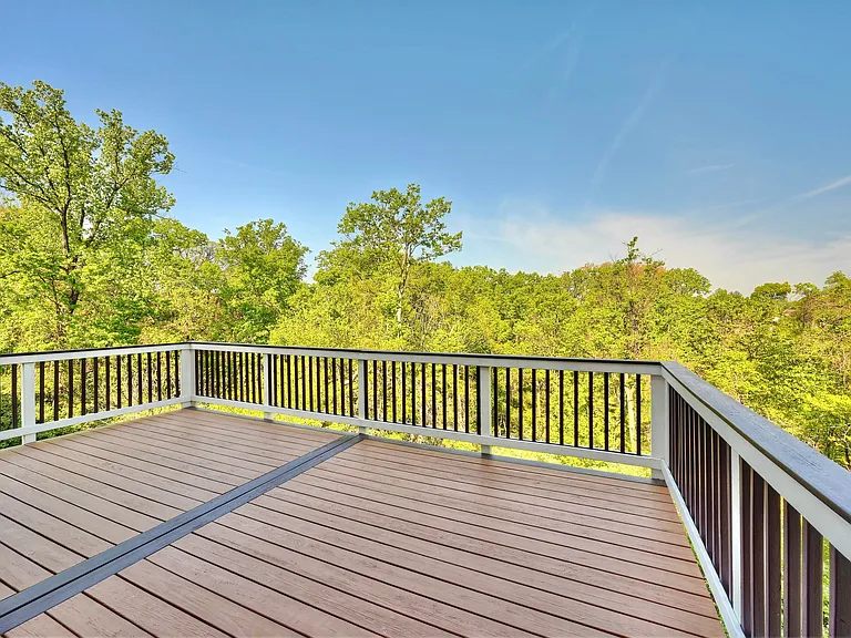 Great Deck for Entertaining & Relaxation